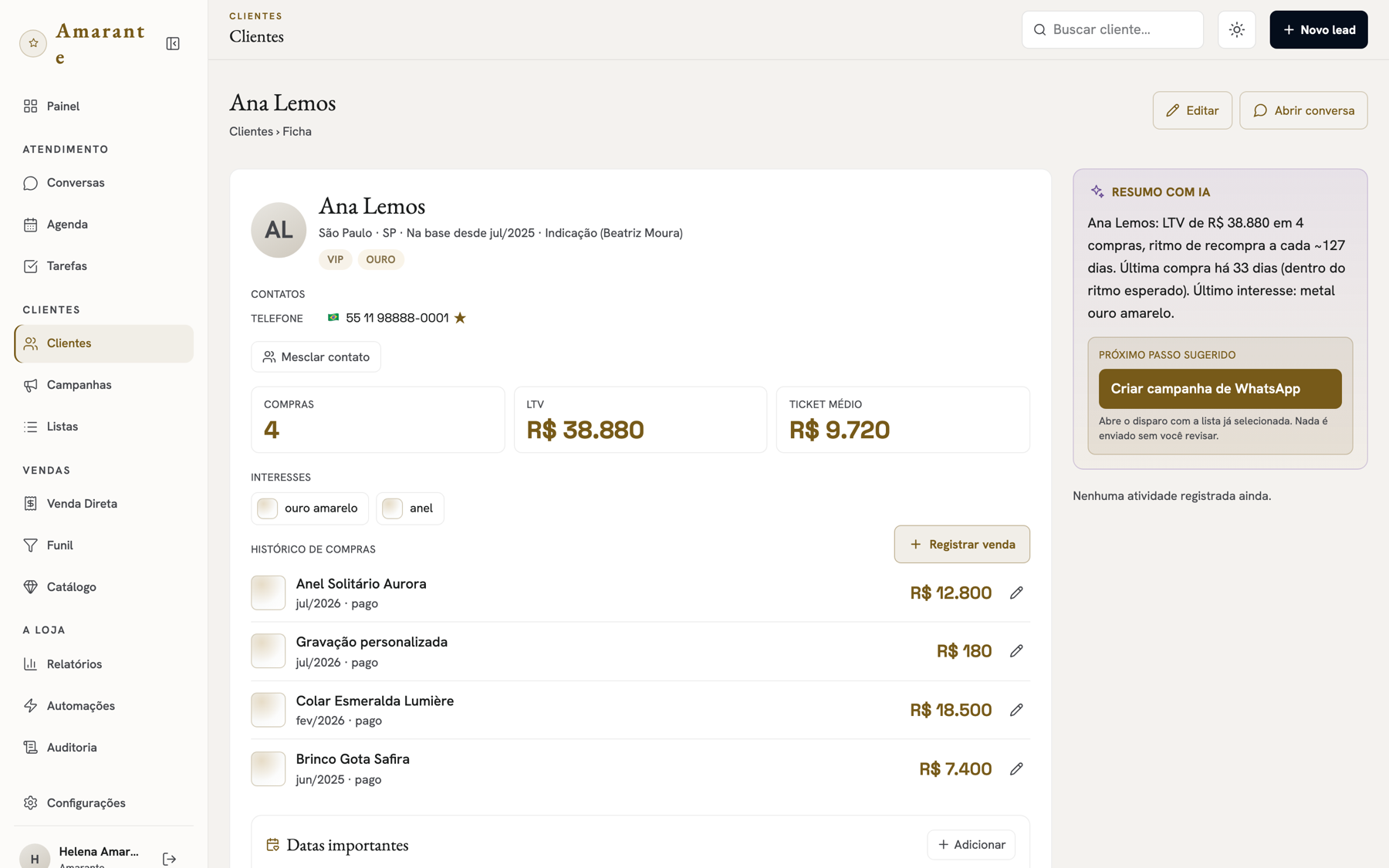 Ficha da cliente com LTV, interesses, histórico de compras e resumo com IA
