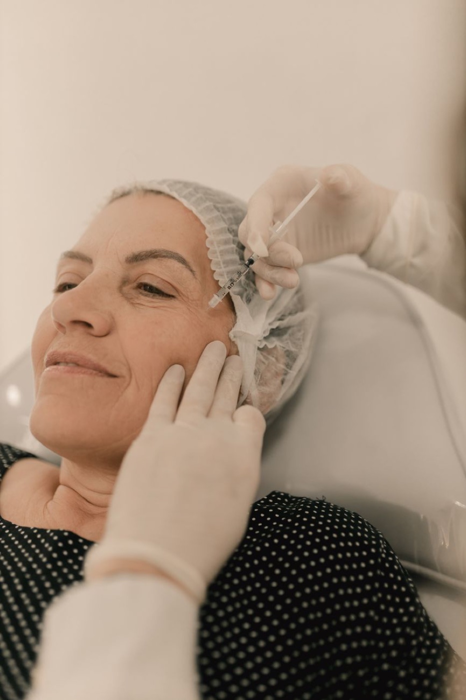 Paciente relaxada numa sessão de cuidado facial