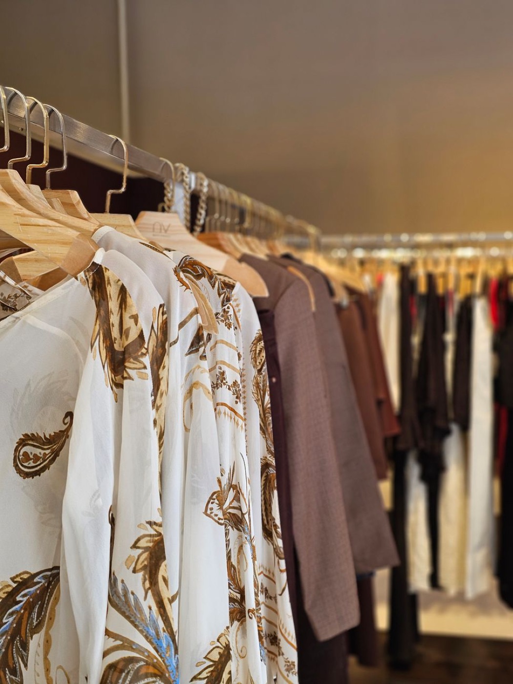 Arara de roupas numa loja de moda