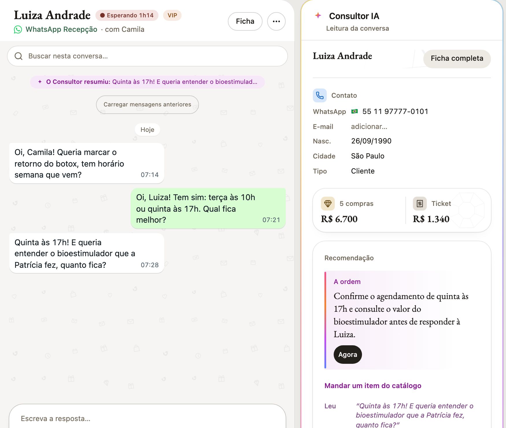 Uma conversa de WhatsApp no Aurex, com a ficha da cliente e a recomendação do Consultor IA ao lado