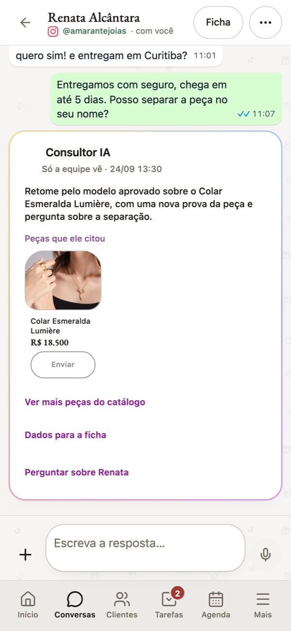 Uma conversa no celular, com o Consultor IA sugerindo o próximo passo e a peça citada