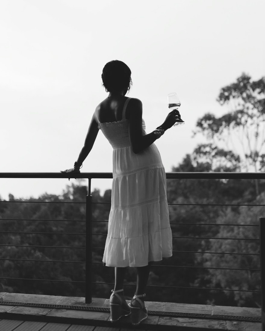Varanda com taça de vinho ao pôr do sol