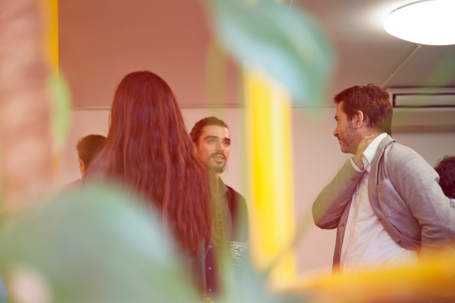 Equipe reunida conversando