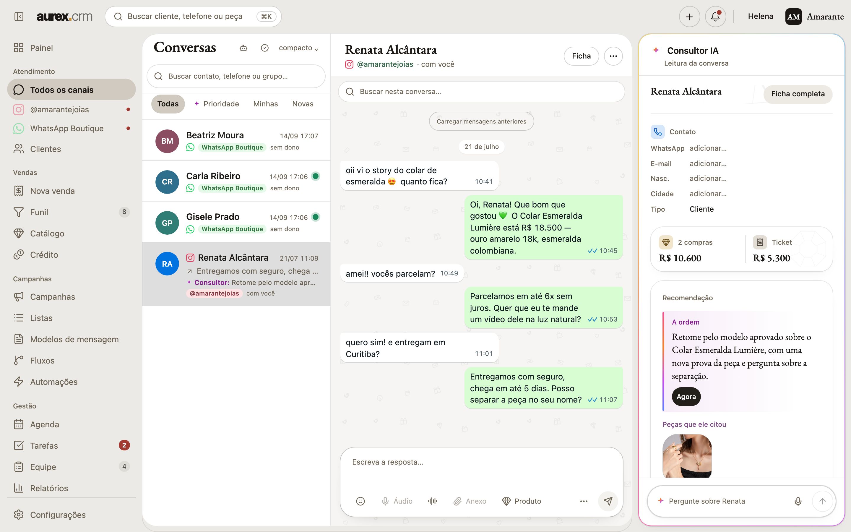 A caixa de conversas do Aurex: Instagram e WhatsApp juntos, a conversa aberta e o Consultor IA ao lado com a próxima ação